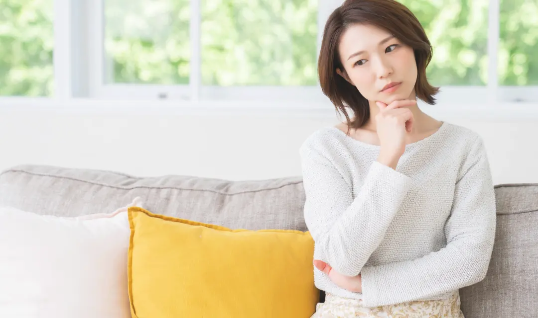 悩んでいる女性